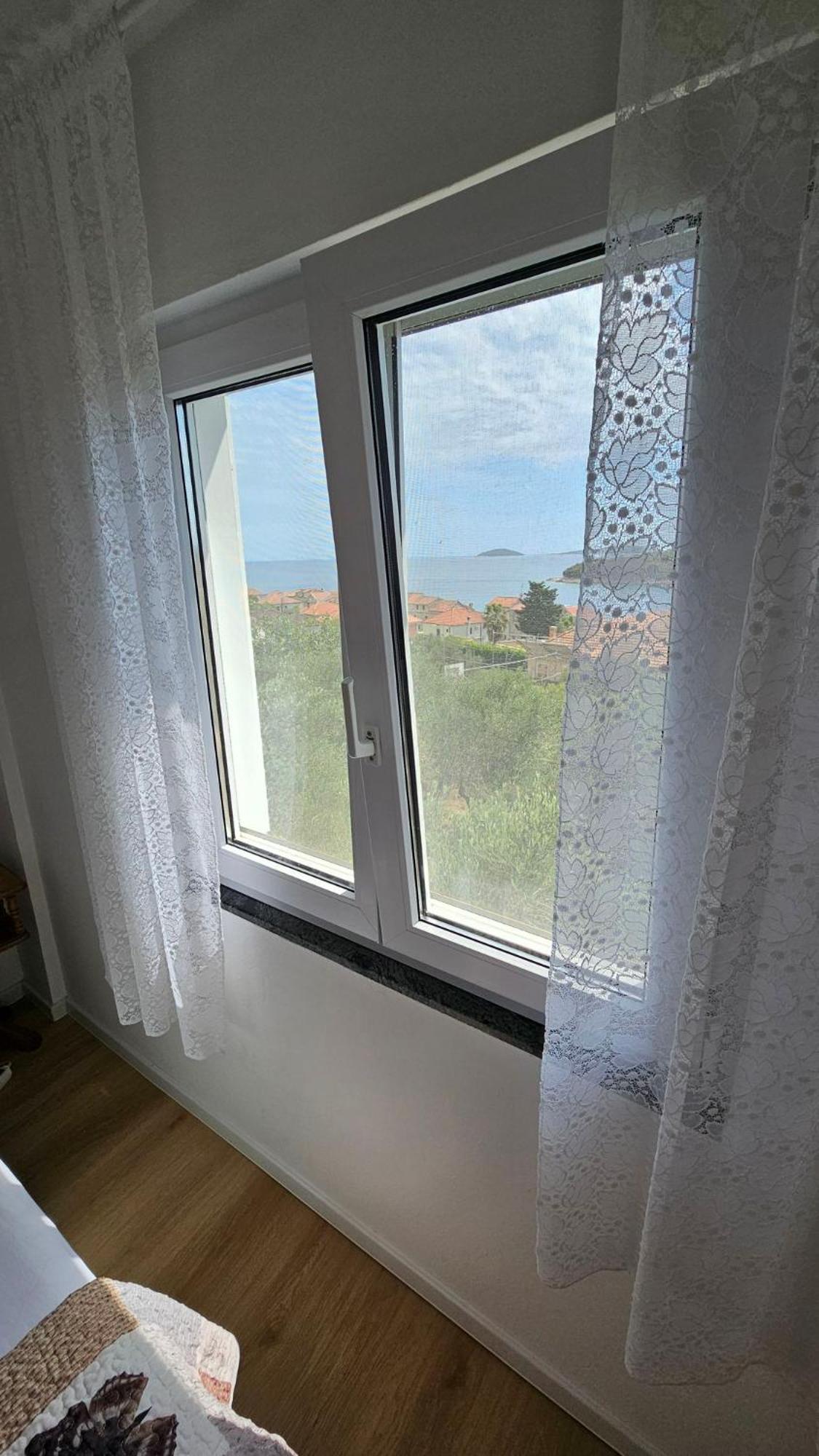 Apartmani Ela Prvic Luka Exterior photo